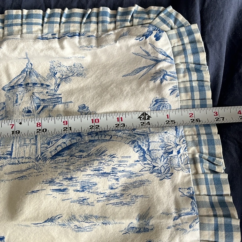 Jane Wilner Haute Couture Linens, 2 blue/white toile pillow shams - Picture 5 of 6